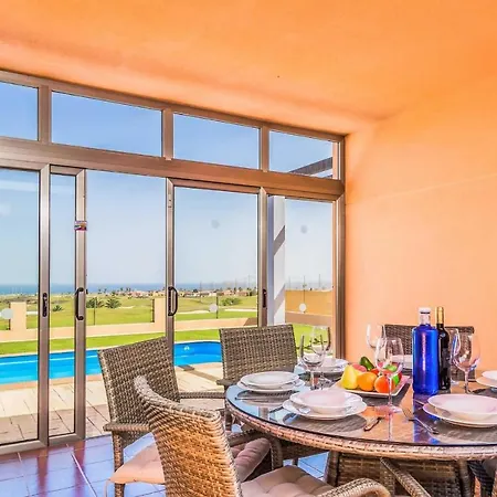Sleeps 6 Pool Air Con Wifi *