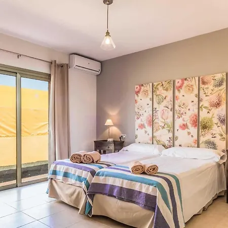 Sleeps 6 Pool Air Con Wifi